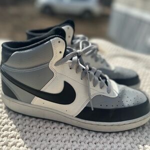 NIKE MEN’S COURT VISION MID Next Nature
LT SMOKE GREY/BLACK-SAIL
DN3577 002